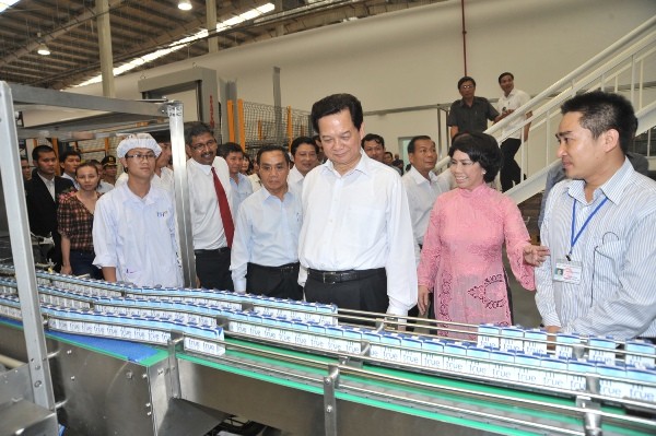 Thủ tướng Nguyễn Tấn Dũng và Thủ tướng Thongsing Thammavong tham quan dây chuyền sản xuất tại nhà máy sữa tươi lớn nhất Đông Nam Á của Tập đoàn TH.